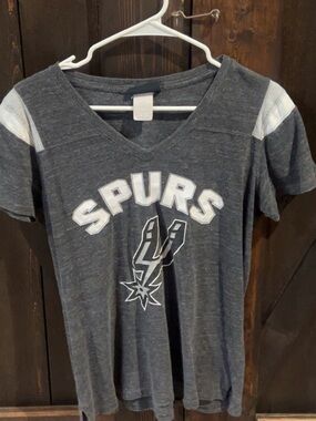 5th & Ocean Gray and White Spurs V-Neck Tee